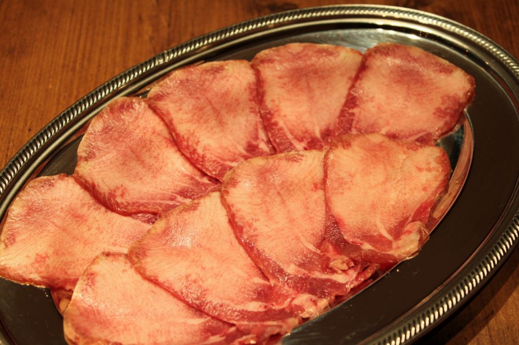 部位ごとに塊で送られてくるお肉をお店でさばいているから新鮮そのもの。