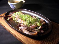 料理メニュー写真&nbsp;鉄板塩ホルモン/鉄板牛ステーキ/鉄板ジンギスカン/鉄板若鶏チーズ焼き