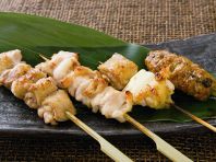 地鶏の串盛合せ　1029円