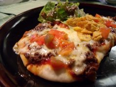 料理メニュー写真 タコスミートのピザ