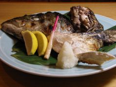 料理メニュー写真 カンパチかぶと塩焼き「