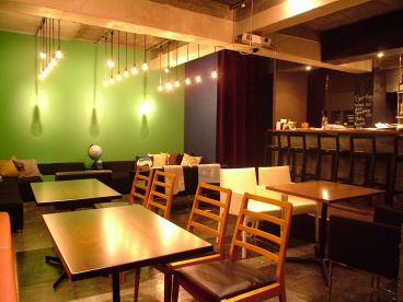 アバナンドアンドディッシュ A BAR NANDO&Dishの雰囲気1