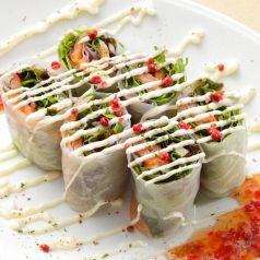 料理メニュー写真 サーモンとチェダーチーズの生春巻き