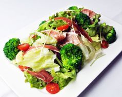 料理メニュー写真 ハモン・セラーノとブロッコリーのサラダ