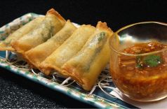 料理メニュー写真&nbsp;大山地鶏とチーズの春巻き　　　　　　　　（しょっるタレ添え）