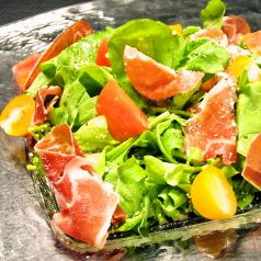 料理メニュー写真&nbsp;シーザーサラダ/生ハムとルッコラのサラダ/鎌倉野菜のバーニャカウダ