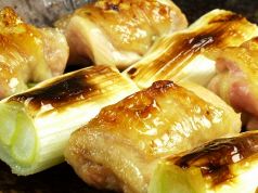 料理メニュー写真&nbsp;もも肉とねぎの串焼