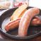 料理メニュー写真&nbsp;大きなソーセージとスモークソーセージの鉄板焼き