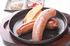 料理メニュー写真&nbsp;大きなソーセージとスモークソーセージの鉄板焼き