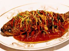 料理メニュー写真 鯉の丸揚げ(甘酢かけ)