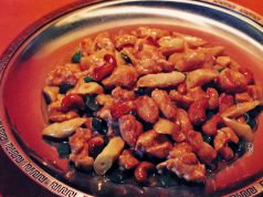 料理メニュー写真 雛鶏蒸し揚げ特製ソースかけ/鶏のから揚げ/鶏肉角切りナッツ炒め/鶏肉角切りミソ炒め