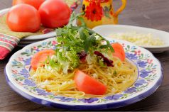 料理メニュー写真&nbsp;フルーツトマトとモッツァレラチーズのバジル風味スパゲティ　