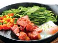 料理メニュー写真&nbsp;ホウレン草と厚切りベーコン温玉のせ
