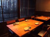 4名用の仕切りのないテーブル席です。