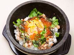 料理メニュー写真&nbsp;鮭といくらの石焼ハラコ飯