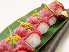 料理メニュー写真&nbsp;霜降り馬刺しの手まり寿司〈5カン〉