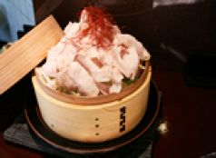 黒豚の蒸ししゃぶしゃぶを特製ゴマぽんダレで