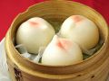料理メニュー写真&nbsp;ゴマ団子 ／ 写真：一口桃まん（こしあん） ／ 自家製杏仁豆腐