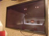 ５０インチスクリーンから毎晩映画が流れる