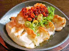 料理メニュー写真&nbsp;鉄板ギョーザ！食べるラー油で