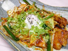 料理メニュー写真&nbsp;ピリ辛和牛ホルモン炒め　温玉のせ