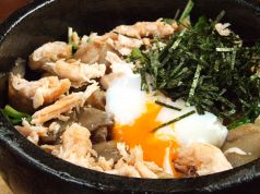 料理メニュー写真&nbsp;鶏とゴボウの石焼ゴハン