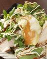 料理メニュー写真&nbsp;クリスピーベーコンと温泉玉子のシーザーサラダ～濃厚クリーミー白味噌ドレッシング～