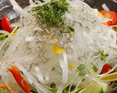 料理メニュー写真&nbsp;サラダの一番人気！！じゃこと水菜の大根サラダ