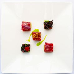 料理メニュー写真 【前菜】本マグロのキューブ24金オイルとウイキョウのソース 黒米のサラダ添え