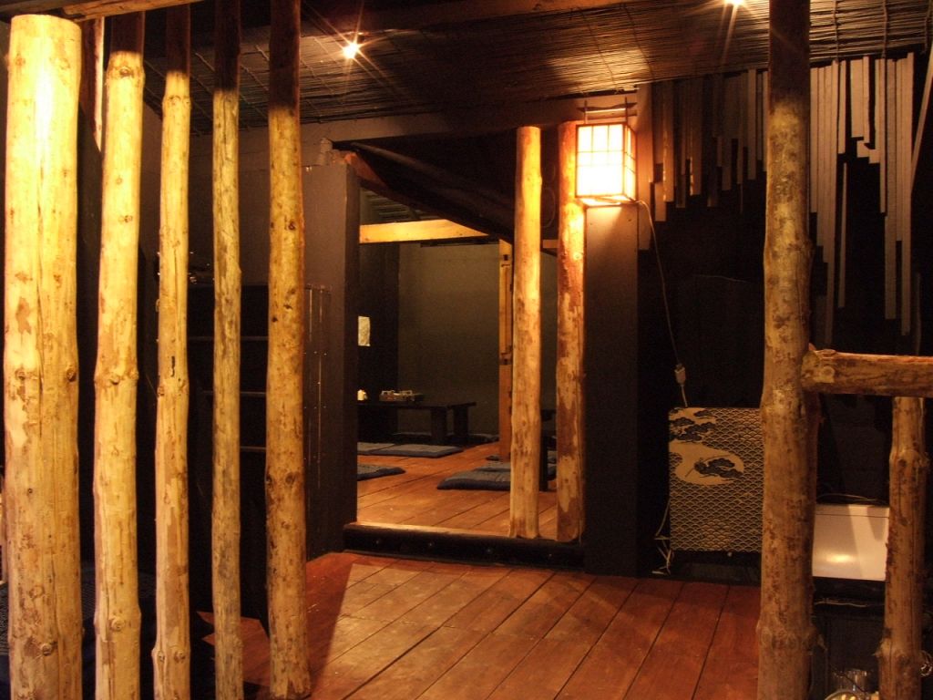 階段を上ると、吹き抜けやロフト席、半個室の座敷席があります。