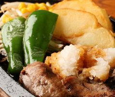 料理メニュー写真 鮪ほほ肉一口ステーキ