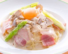 料理メニュー写真 ベーコンときのこのカルボナーラ