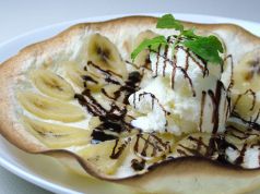 料理メニュー写真&nbsp;バナナのピッツァ　バニラアイス添え
