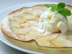 料理メニュー写真&nbsp;リンゴのピッツァ　バニラアイス添え