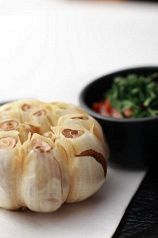 料理メニュー写真 丸揚げニンニク
