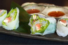料理メニュー写真&nbsp;サーモンチーズの生春巻き