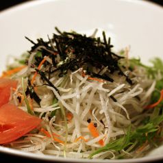 料理メニュー写真&nbsp;・大根と水菜のヘルシーサラダ・韓国風チョレギサラダ・チキンガーリックサラダ．他