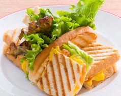 料理メニュー写真 たまごとベーコンのカルボナーラ風ホットサンド