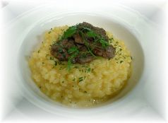 料理メニュー写真 サフランリゾット 和牛のミニステーキを添えて