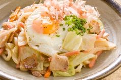 料理メニュー写真&nbsp;「塩バター焼うどん」中央の目玉焼きを崩して食べるのが、六蔵流！