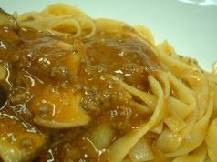 料理メニュー写真 自家製ミートパスタ 温泉卵のせ