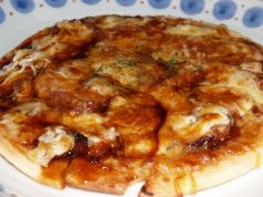 料理メニュー写真 チキンがいっぱい入った照り焼きピザ