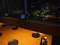 夜景が見える窓際のテーブル席