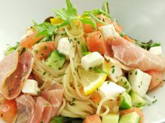 料理メニュー写真 生ハムと季節の野菜のパスタサラダ・ラーメンサラダ・トマトシーザーサラダ