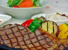 料理メニュー写真&nbsp;オーストラリア産１８０ｇ温野菜＆サラダ付き