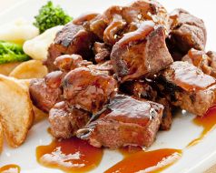 料理メニュー写真 牛肉のダイスステーキ 225g