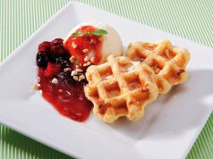 料理メニュー写真&nbsp;ミックスベリーとバニラアイスのワッフル