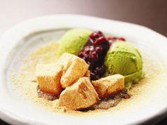 料理メニュー写真 きなこと黒蜜の吉野の葛もちアイス/マスカルポーネと葛餅 黒蜜の果実ソースで
