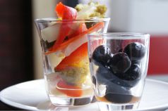 料理メニュー写真&nbsp;季節野菜の自家製ピクルスとイタリア産の黒オリーブ