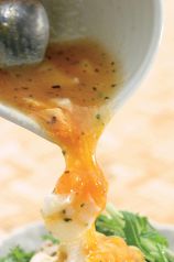 料理メニュー写真 水菜のサラダ半熟玉子のドレッシングで
